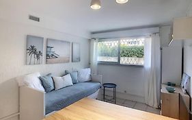 GOLFE JUAN Studio dans résidence avec piscine